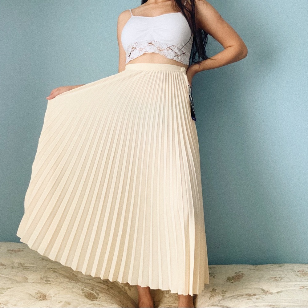 Vintage style cream pleated long skirt